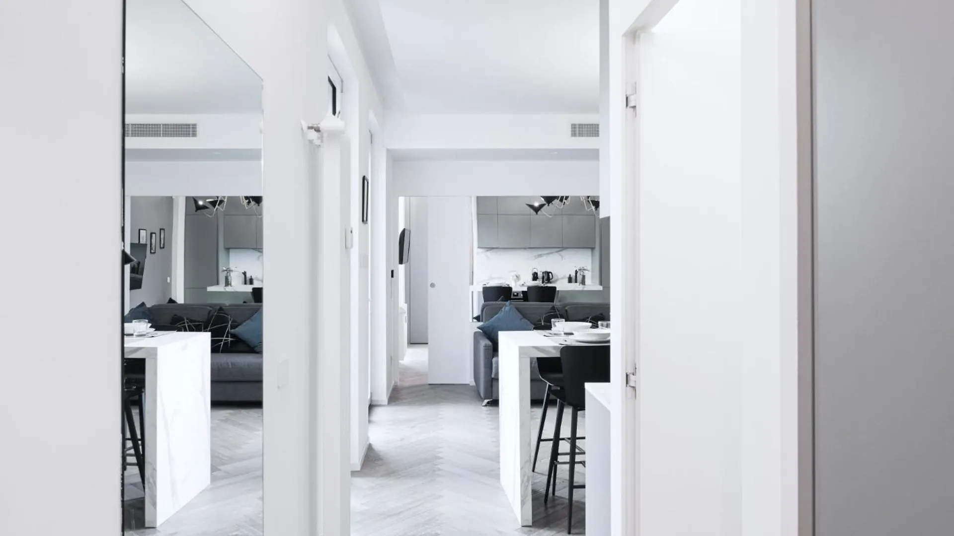 Easylife - Gioello Con Terrazzo Vicino Al Duomo Apartment Milan 0*,  Italy